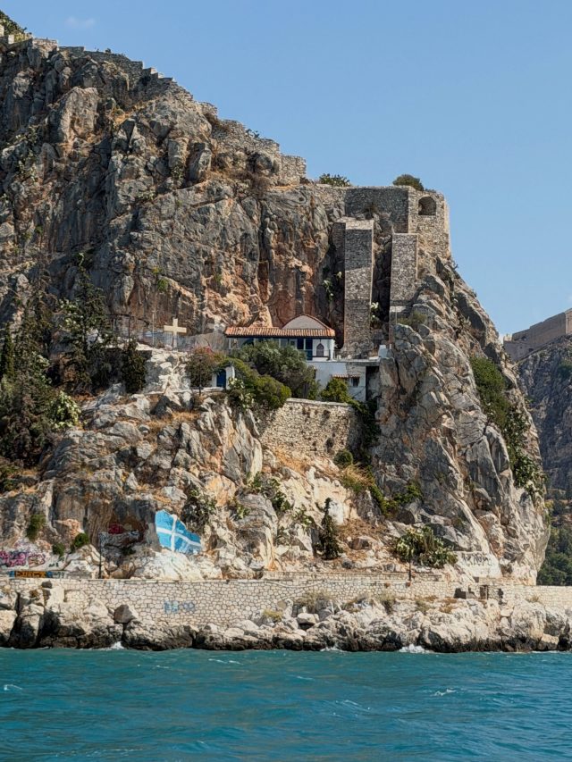 Nafplio – die erste Hauptstadt des modernen Griechenlands. 🇬🇷

Über der Stadt liegt die Palamidi-Festung, die Anfang des 18. Jahrhunderts von den Venezianern erbaut wurde. Die Anlage besteht aus acht Bastionen, die jeweils auch eigenständig verteidigt werden konnten.

Hinauf haben wir uns für den bequemeren Weg mit dem Taxi entschieden – runter ging es dann zu Fuß über die berühmten „999 Stufen“. 😉 Tatsächlich sollen es übrigens nur 857 sein.

Von oben hat man einen tollen Blick über Nafplio und den Argolischen Golf. Direkt vor der Stadt liegt Bourtzi, die wunderschöne kleine Festungsinsel, die früher den Hafeneingang schützte.

#boatlife 
#nafplio 
#Bourtzi
#Palamidi-Festung
#SailingGreece