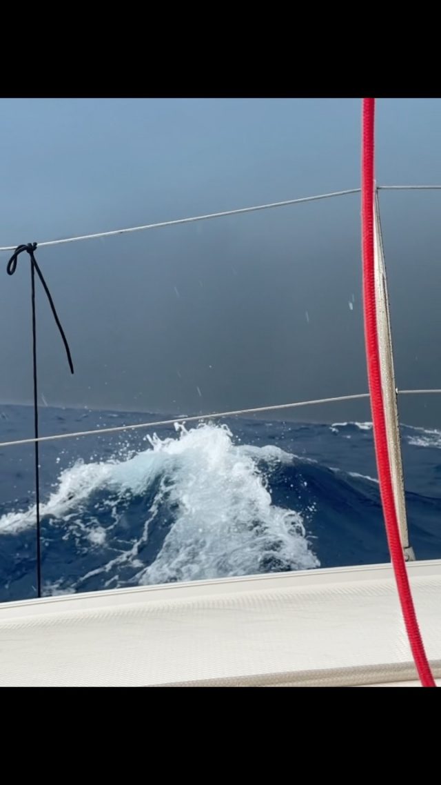 Die andere Seite vom Leben auf See.
Zum ersten Mal sind wir bei richtig schlechtem Wetter unter Segel. #boatlife #katamaran #sailingwithdog #sailingkaleya