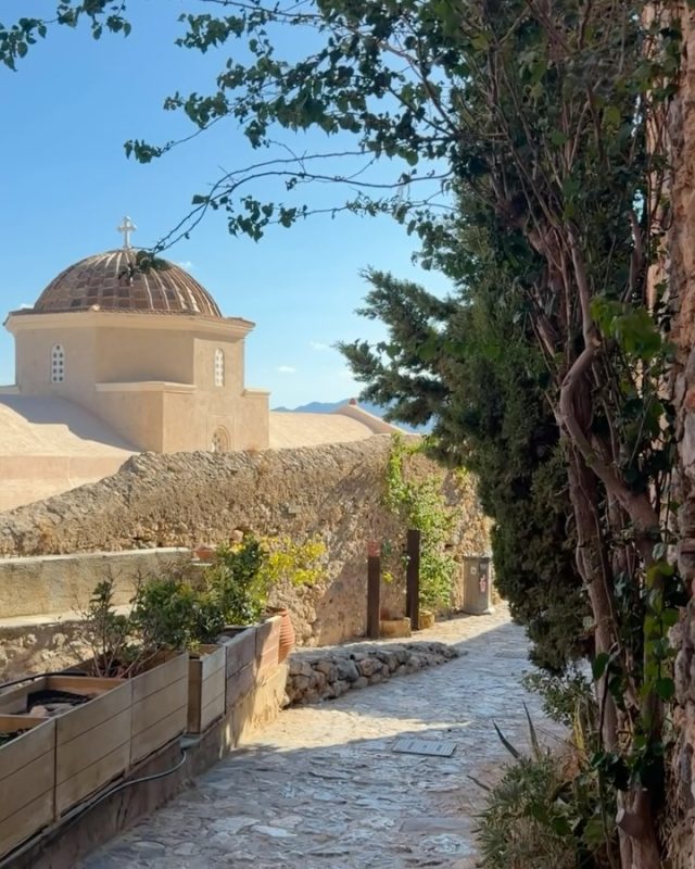 Monemvasia – ein Ort, von dem wir vorher noch nie gehört hatten.

Ein Freund hatte uns erzählt, dass wir uns Monemvasia unbedingt ansehen sollten. Und er hatte recht. Schon die Lage ist außergewöhnlich: ein gewaltiger Felsen direkt vor der Küste, an dessen Seite sich hinter einer mächtigen Stadtmauer die mittelalterliche Altstadt versteckt.

Die Geschichte Monemvasias reicht bis ins 6. Jahrhundert zurück und ist vor allem byzantinisch geprägt. Der Name bedeutet sinngemäß „einziger Zugang“ – und genau so kommt man auch heute noch hinein: über den schmalen Damm vom Festland und durch ein einziges Tor in der Stadtmauer. Auf der Meerseite gibt es mit dem Portelo noch einen kleinen Zugang zum Wasser. 

Wir hatten zwei Tage schönstes Sonnenwetter und genug Zeit, durch die engen Gassen zu laufen und hinauf auf den Felsen zu steigen. Von oben der Blick über die Dächer der mittelalterlichen Stadt und das Meer, unten die alten Häuser, kleinen Plätze und Kirchen – Monemvasia ist wirklich atemberaubend schön.

Inzwischen zeigt sich das Wetter von einer ganz anderen Seite. Wir liegen im Hafen, draußen ist es ungemütlich und wir warten darauf, dass sich das Wetter wieder beruhigt. Es gibt definitiv schlechtere Orte, um ein paar Tage festzusitzen.

#boatlife 
#Monemvasia
#SailingGreece
#Peloponnese 
#MedievalTown